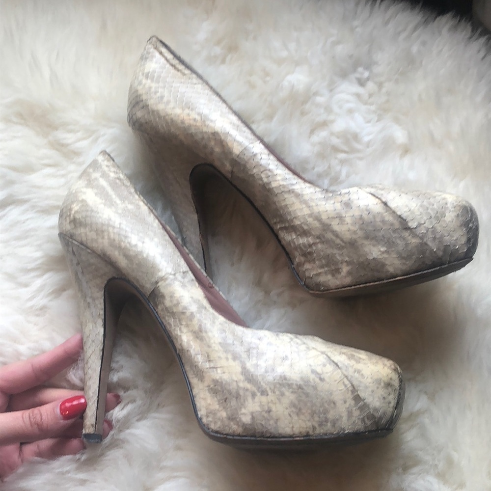 ❗️GET ‘EM OUT MA CLOSET!❗️Vince Camuto Snakeskin